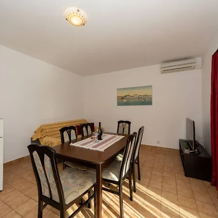 Casa de hóspedes Three Bedroom In Biograd 3*