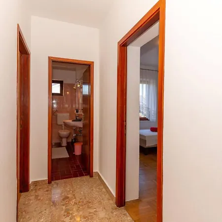 Casa de hóspedes Three Bedroom In Biograd