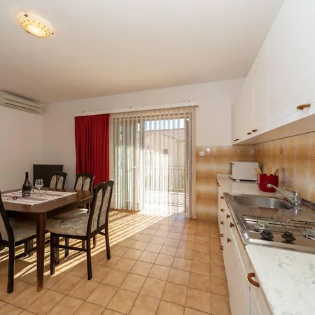 Casa de hóspedes Three Bedroom In Biograd 3*