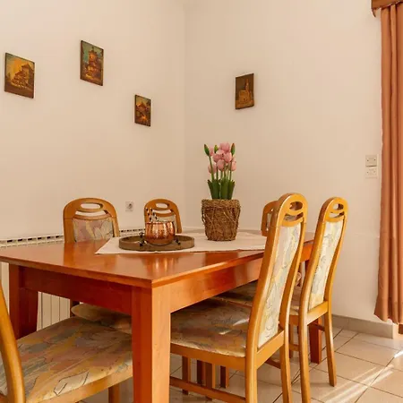 Three Bedroom In Biograd Casa de hóspedes