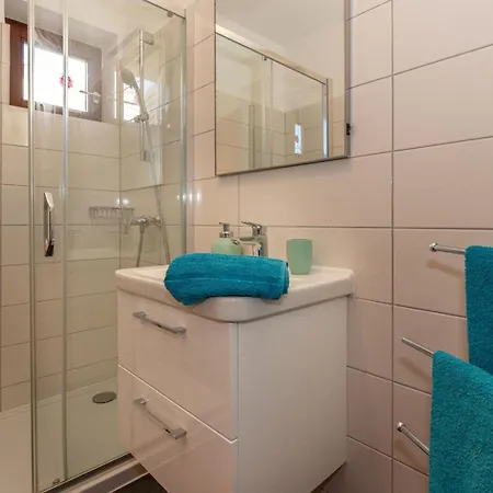 Casa de hóspedes Three Bedroom In Biograd