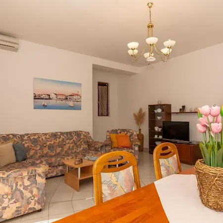 Three Bedroom In Biograd Casa de hóspedes 3*