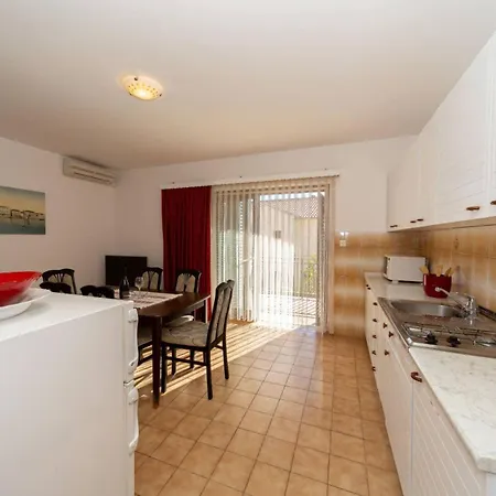 بيت ضيافة Three Bedroom In Biograd 3*