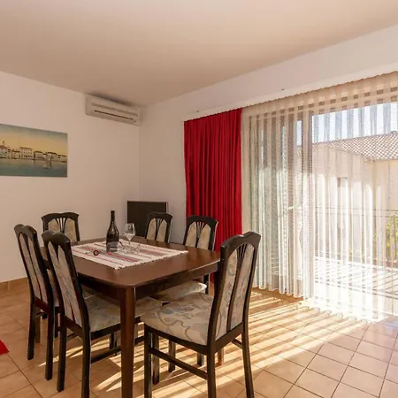Three Bedroom In Biograd بيوغْغاد نا موغو